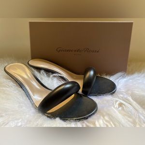 Gianvito Rossi Bijoux Mule 55 in Black
Never worn!
Originally $695
Size 40
